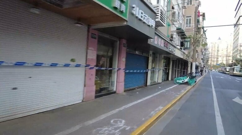 街の店舗にはテープが貼られ軒並み営業停止（市民撮影・4月）