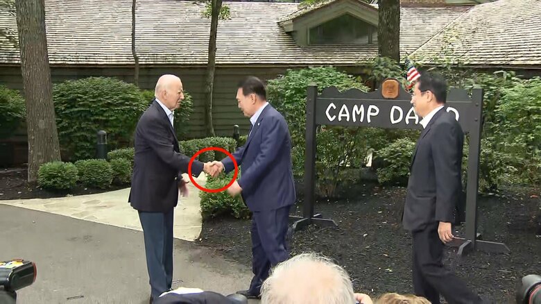 バイデン大統領と握手をする尹大統領