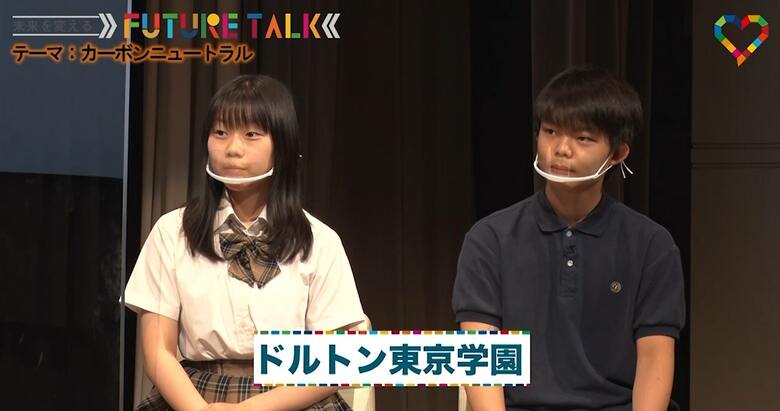 ドルトン東京学園中等部の村越りりさん（左）と谷本直音さん（右）