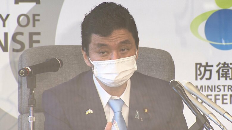 記者会見を行う岸防衛大臣(11日午前）