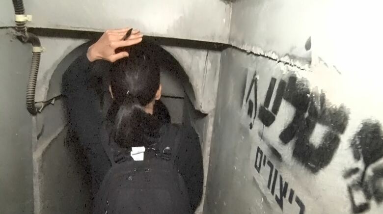 天井は高さ170センチほどで頭がつきそうだ