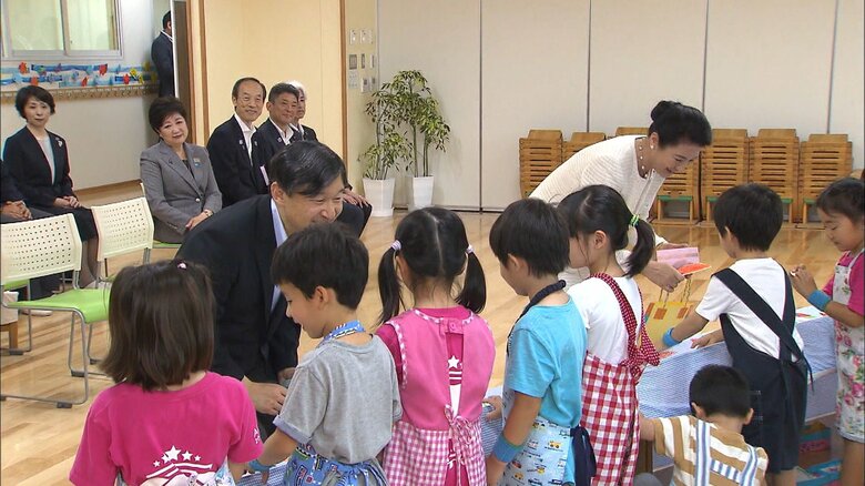 令和元年（2019年）6月　東京・港区の保育園で買い物ごっこに参加された両陛下