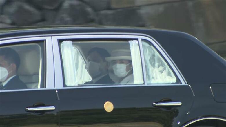 皇居を出発された天皇陛下と皇后さま（17日午前10時過ぎ）