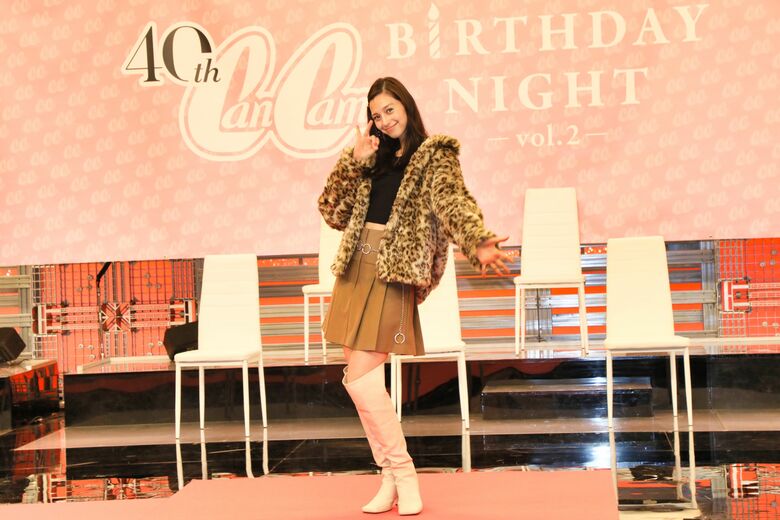 中条あやみさんは90年代の「ギャルファッション」で登場