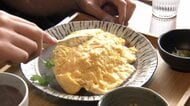 「ぱっかーんオムライス」流行中？卵高騰でも根強い人気　新たなブーム“体験型”で価格に納得感か
