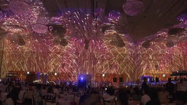 ホテルの宴会場全面に広がる「打ち上げ花火」…コロナ禍の「夏祭り」 縁日のコーナーも