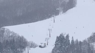 リフトで宙づりになった22歳女性が死亡　リュックのバックルが挟まり引きずられたか　事…