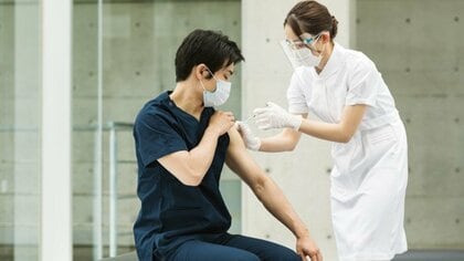 “3回目ワクチン接種”で「ホテル利用券3000円」「ステーキ店会計5％オフ」…お得なサービスが続々登場