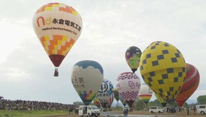 大空に咲くカラフルな気球の花　佐久バルーンフェスティバルが開幕　3日間で35万人の来場見込む