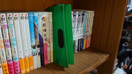 本棚のわずかな隙間に“あと1冊”が入る!? 小5時に作った発明品が「ほしい」と話題…商品化の可能性を聞いた