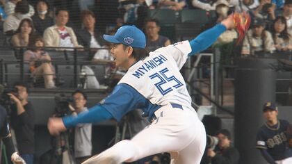 【ファイターズ】“北の鉄腕”宮西尚生NPB新記録880試合連続リリーフ登板達成…「北海道でできたことは記憶に残る」花束を贈った新庄監督「新人のつもりで野球を楽しんでもらえたらもっと長くできる」