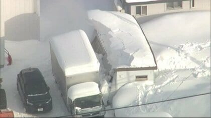 ドカ雪で相次ぐ建物の倒壊被害…「屋根の雪庇」に不安も　無理せずに業者依頼も検討を【北海道発】