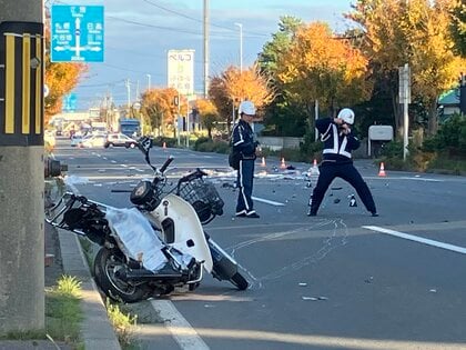 いずれかの車が追突か？乗用車とトラック、バイクが絡む事故…バイクの成人男性が意識不明_警察が事故原因を調べる〈北海道北広島市〉