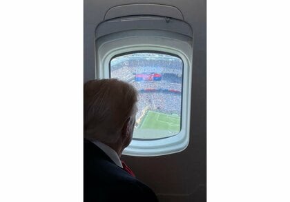 トランプ大統領を乗せた専用ヘリがワールドカップ決勝戦前にスタジアム上空を飛行　SNSで公開…スポーツと政治の関係に物議　