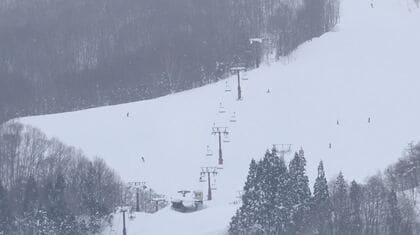 リフトで宙づりになった22歳女性が死亡　リュックのバックルが挟まり引きずられたか　事故防止へ「リュックは前に抱えるか横に置く」長野県内のスキー場で注意喚起の動き広がる