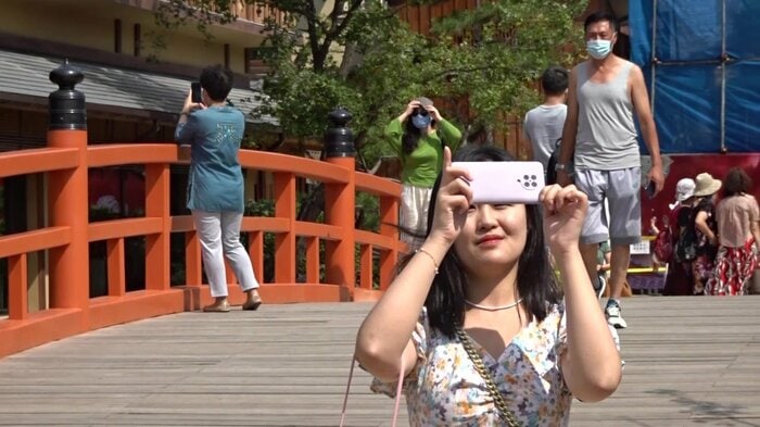 みな「日本風情」を楽しんでいるように見えるのだが・・・