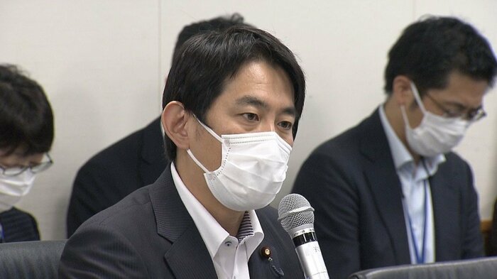 第一回経済安全保障法制に関する有識者会議で発言する小林経済安保相(25日)