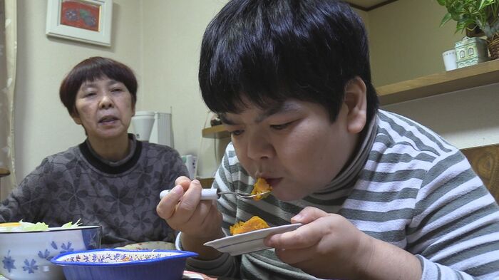 和華さんの食事を見守る智子さん