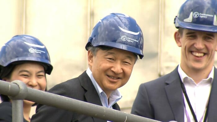 ヘルメット姿でテムズバリアを視察された