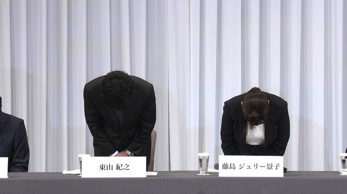 会見冒頭で頭を下げる東山新社長と藤島氏