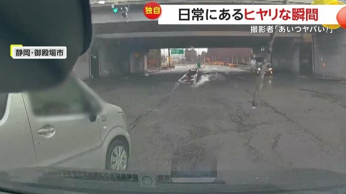 強引に割り込んできたシルバーの車(提供:@MA57642318)