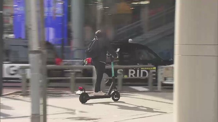 取材中も、歩道走行をする電動キックボードが見られた(10日 渋谷区)