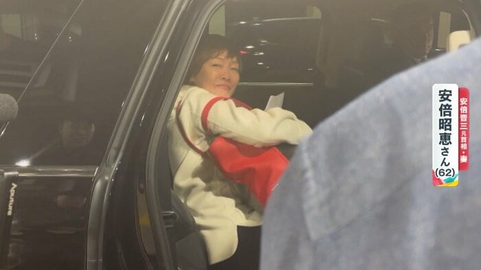 笑顔で車に乗り込む昭恵さん