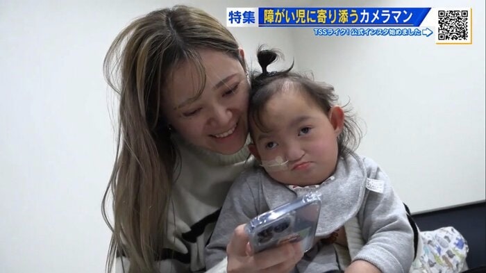 仕上がった写真を見る美咲さんと梨瑚ちゃん