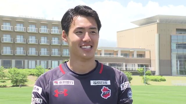 笑顔でインタビューに応じる佐々木選手
