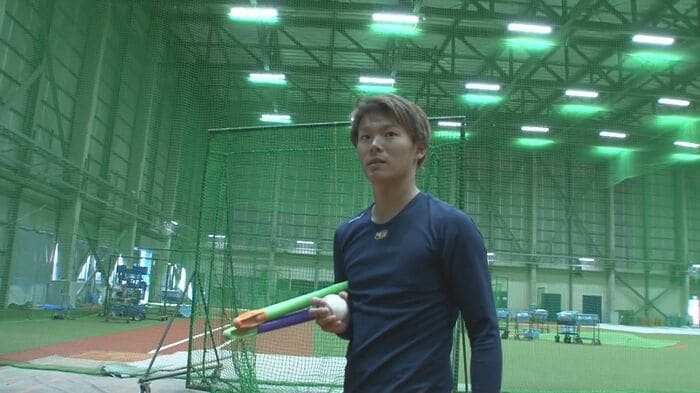 2018年、自主トレ中にインタビューに答える山本