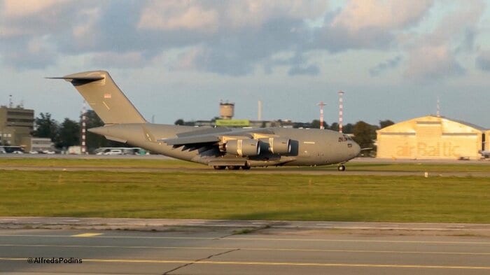 ラトビアのリガに到着した、ラトクリフ長官を乗せたとみられる米空軍のC-17大型輸送機（2026年8月25日）