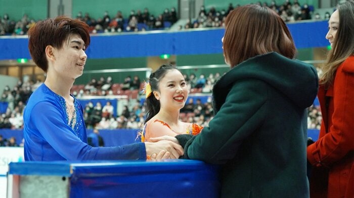 フリーダンス前にコーチらと話す2人(2023年全日本選手権)