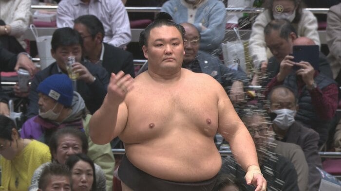 藤ノ川との一番に臨む朝乃山（22日・日本相撲協会提供）