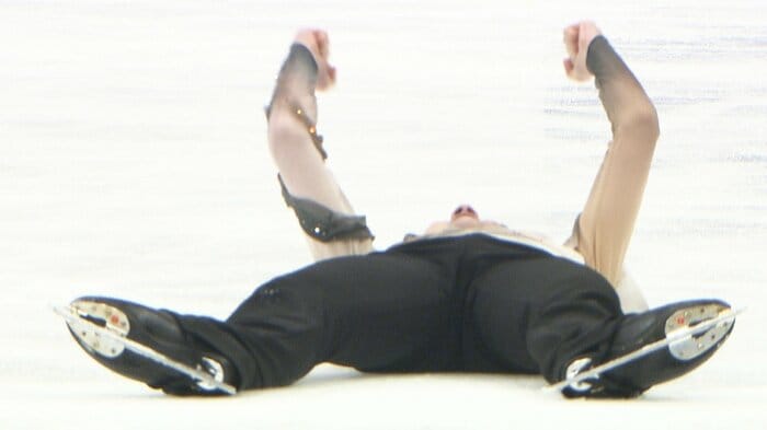 演技後、中田はうつぶせになってガッツポーズ