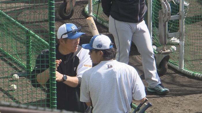 野村佑希選手にバッティング指導をする山崎武司氏