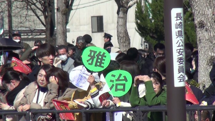 歓迎の思いを込めて 2人の登場を待ちわびる