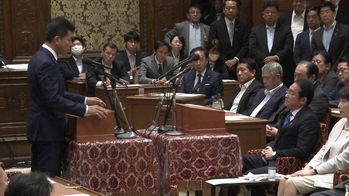 泉代表は冒頭「総理、思いのほか近いですね」とギャグを飛ばし笑いを取った