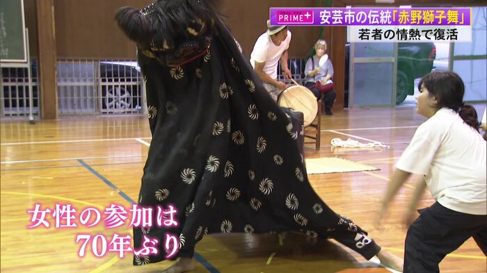 初めて祭りに参加する赤野小3年生・岡崎たきのさん(右)