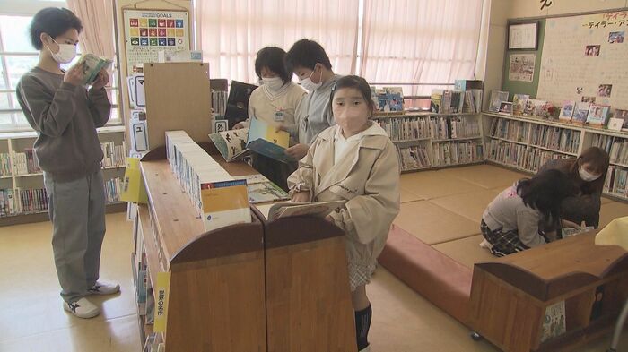 万石浦小学校に贈られた遠藤さん作の本棚。12年たつ今も子供たちに親しまれている