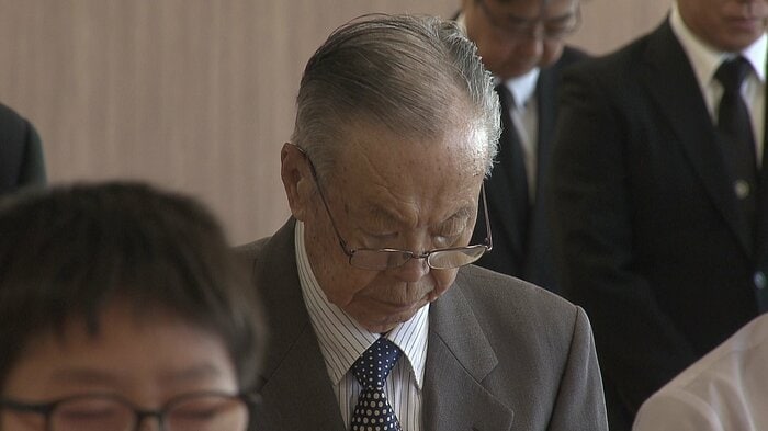 献花式で黙祷を捧げる臼井さん