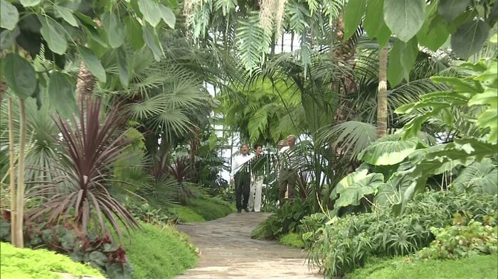 ラーケン宮の植物園を散策される両陛下と国王夫妻