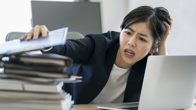 デスク周りが汚くて必要な書類が見つからない！注意力が弱い人こそやってほしい、色分けして管理する物の“見える化”｜FNNプライムオンライン