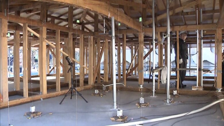 富士山噴火を想定した全国初の実証実験…火山灰積もると屋根が最大2.7センチ沈む　山梨県｜FNNプライムオンライン