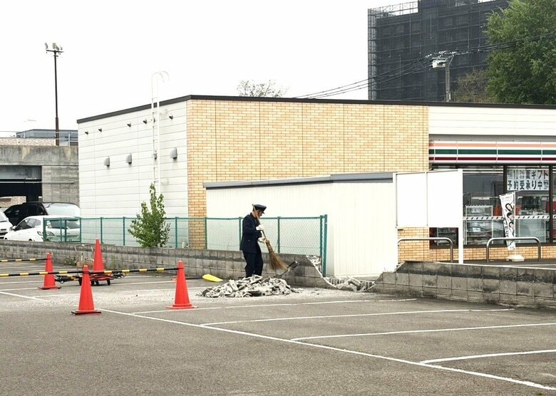 【速報】コンビニの駐車場で車同士が衝突…うち1台がブロック塀を突き破り、隣りのパチンコ店駐車場へ＿運転手が頭を打撲するケガ〈北海道札幌市〉｜FNNプライムオンライン