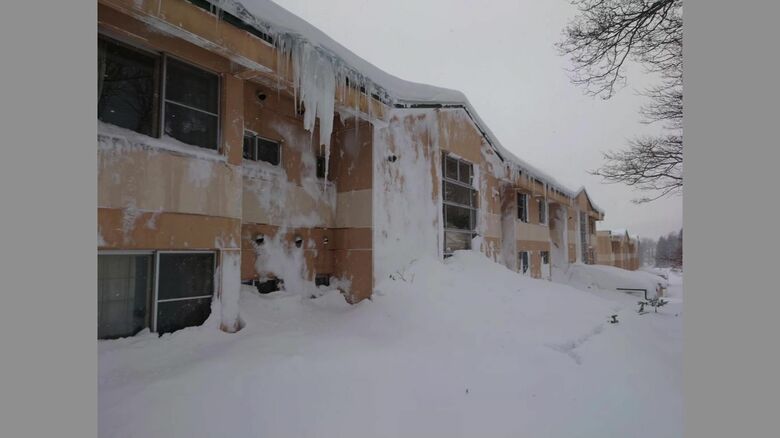 「1階なので雪崩がくるとまずい」大量の雪が2階まで押し寄せたか…小学生が10針以上縫うケガ 現場は雪崩危険箇所 指定の北海道の公営住宅｜FNNプライムオンライン