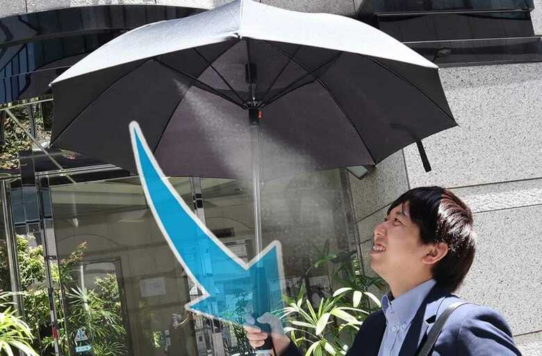  画期的な「ミスト付き日傘」が話題…でも、装着可能なペットボトルが“銘柄限定”のワケ