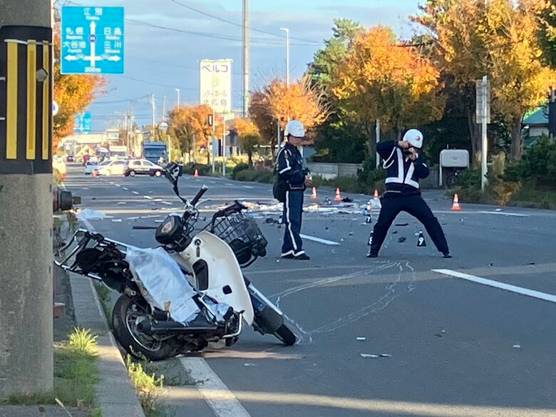 いずれかの車が追突か？乗用車とトラック、バイクが絡む事故…バイクの成人男性が意識不明_警察が事故原因を調べる〈北海道北広島市〉｜FNNプライムオンライン
