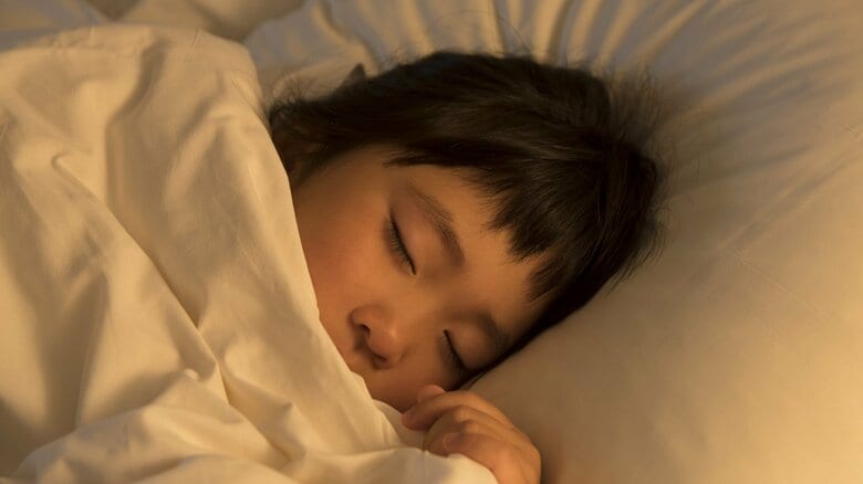 「子供は夜8時台に寝かせて」遅寝が不登校や発達障害のリスクに？睡眠不足が成長に与える影響を専門家に聞いた｜FNNプライムオンライン
