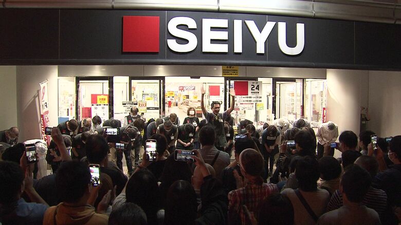 50年以上の歴史に幕…「西友」最終日 買い物客が別れ惜しむ 北海道内全9店舗が閉店 10月以降イオン順次オープン　近くに既存の店舗も…専門家「札幌のシェアを取りに」｜FNNプライムオンライン