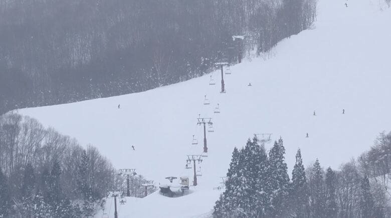 リフトで宙づりに　22歳女性が死亡　リュックのバックルが挟まったか　「リュックは前に抱えるか横に置く」他のスキー場で注意喚起の動き｜FNNプライムオンライン
